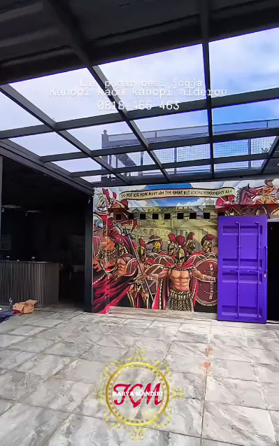 Kanopi kaca tempered di atas carport rumah minimalis modern.